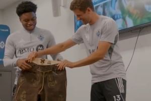 已经成温哥华活宝啦！穆勒给为自己让出号码的队友送皮裤