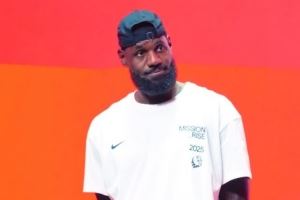 詹姆斯中国行花絮：狂热球迷冲上舞台被带走 詹姆斯无奈摇头微笑