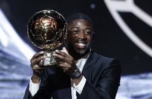 抱着金球睡！登贝莱：赢金球奖后我抱着奖杯睡觉 得奖不会改变我