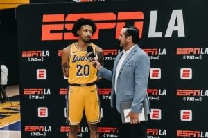 小尼克-史密斯：湖人媒体日球馆里有几百号人 在黄蜂时才20来个