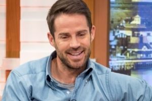 让热刺陷入一团糟？小雷就不当言论向前热刺主席道歉，并捐款认错