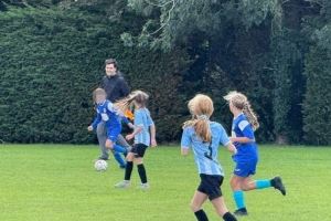 社区之光！伊劳拉带伯恩茅斯赢球后，到草根女子青训足球赛当边裁