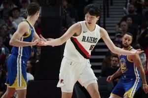 媒体人：杨瀚森的位置感 尤其是防守一端的位置感持续在进步