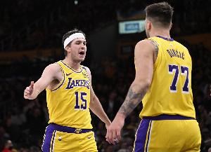 双核驱动！东契奇&里夫斯半场得分+助攻包办湖人54分中的49分