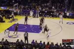 拧着也能进！东契奇造犯规后随手一投 成功打成2+1