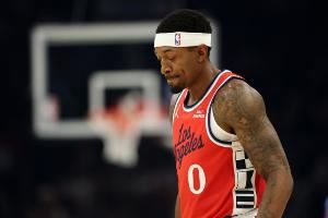 历史级别的下滑程度！美记晒比尔赛季场均数据：场均7.4分！图片