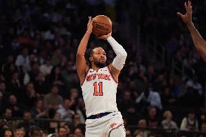 行云流水!布伦森底角接球迎着防守打成3+1