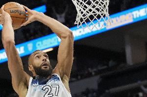 快下很积极!戈贝尔先是大踏步跟进双手暴扣 随后又快下轻松扣进