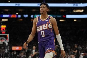 生猛!瑞安·邓恩篮下接球暴起 双手隔扣马特科维奇